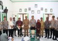 Kapolres Kepulauan Sula Serahkan Bantuan Alat Produksi Sagu kepada Petani Desa Fogi